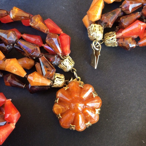 1970s torsade necklace in autumn colors. Gorgeous! - Picture 3 of 6